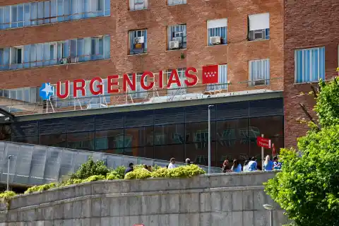 Imagen 1 de Noche crítica en las Urgencias de Madrid: camas improvisadas en salas de espera, personal al límite y hasta pacientes con cáncer sin médico