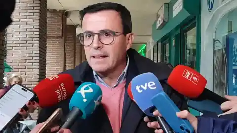 Imagen 1 de Gallardo acusa al Gobierno del PP y Vox de “quebrar” el sistema educativo y promete revertir los recortes