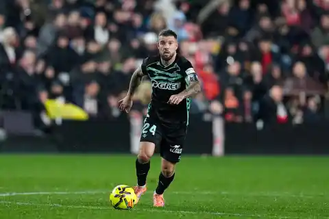 Imagen 1 de “Ale, homófobo”: Ruibal responde en Vallecas a un aficcionado que le pide que se pinte las uñas