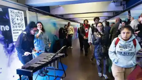 Imagen 1 de El 'eterno pasillo' de paseo de Gràcia estrena una instalación con música e inteligencia artificial