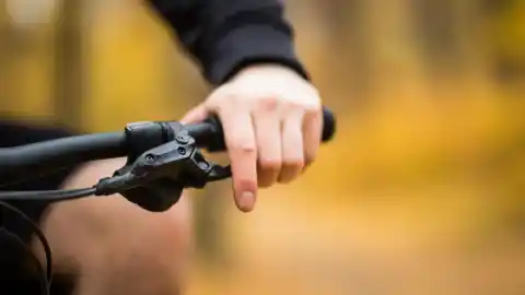 Imagen 1 de Qué significa la pegatina amarilla que están poniendo a algunas bicis en Barcelona