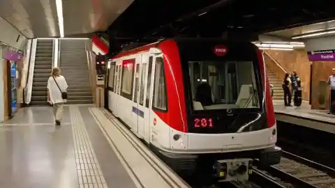 Imagen 1 de Cortes en las líneas L2 y L3 del metro de Barcelona por la lluvia y una avería eléctrica