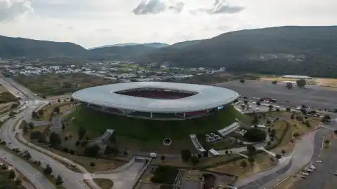 Imagen 1 de Un estadio mundialista rodeado de cadáveres