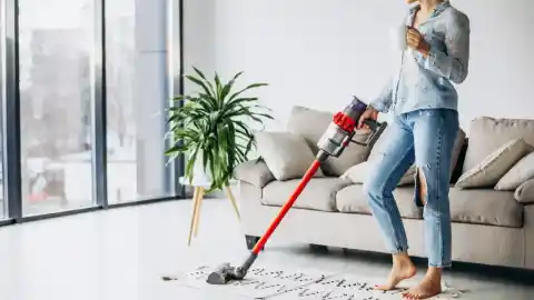 Imagen 1 de Dyson deja en menos de 500 euros su aspiradora sin cables que también friega