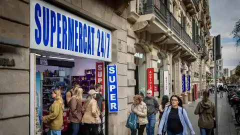 Imagen 1 de ERC propone un plan para frenar la proliferación de supermercados 24 horas por Barcelona