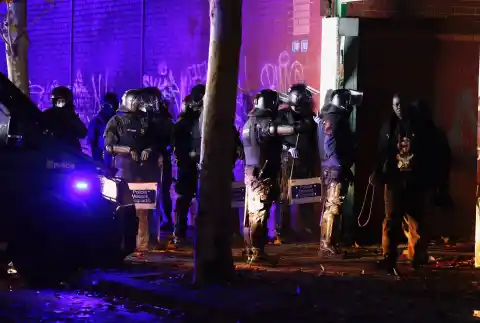 Imagen 1 de Los Mossos inician el desalojo del B9 de Badalona, el mayor asentamiento de migrantes de Cataluña