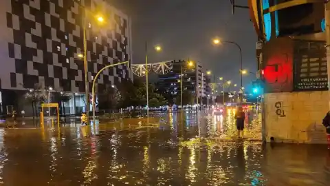 Imagen 1 de Una virulenta tormenta colapsa Badalona y deja el metro sin servicio