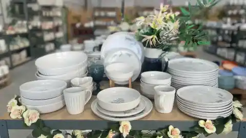 Imagen 1 de El mayor outlet de cerámica portuguesa al peso desata la nueva fiebre del hogar en Madrid y Barcelona