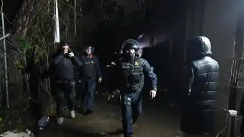 Imagen 1 de Empieza el desalojo del antiguo instituto B9 de Badalona, donde permanecen 200 inmigrantes