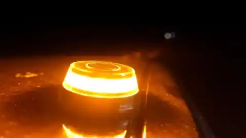 Imagen 1 de ALDI ya tiene también baliza V-16 conectada a la DGT, su dispositivo para sustituir a los triángulos en 2026