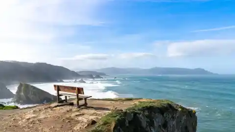 Imagen 1 de La ruta para llegar al 'banco más bonito del mundo': vistas impresionantes a más de 100 metros de altura