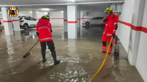 Imagen 1 de La intensa lluvia inunda calles y garajes en Catarroja y provoca incidencias en Paiporta y Alfafar