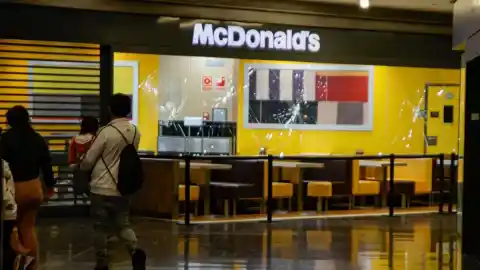 Imagen 1 de El hombre que atacó un McDonald's con un hacha acepta su expulsión inmediata de España