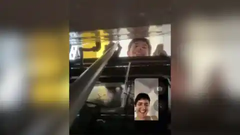 Imagen 1 de Intenta hacer una videollamada con su amiga y acaba sin teléfono: "Se le cayó detrás del horno"