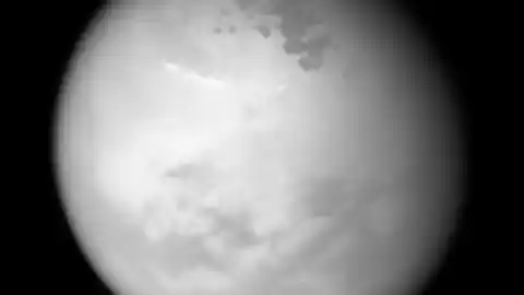 Imagen 1 de Titán, la luna de Saturno, podría no albergar un océano debajo de su superficie helada