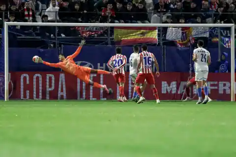 Imagen 1 de El oficio goleador de Griezmann y las paradas de Musso evitan un bochorno ante el Atlético Baleares