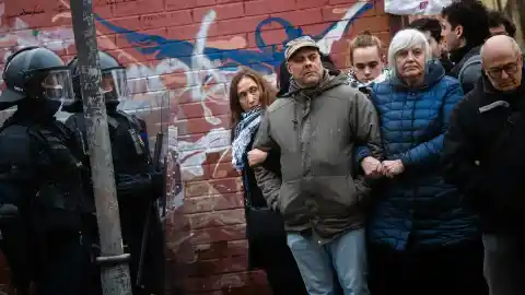 Imagen 1 de Unas 250 personas se concentran frente al ayuntamiento de Badalona para protestar por el desalojo del instituto B9