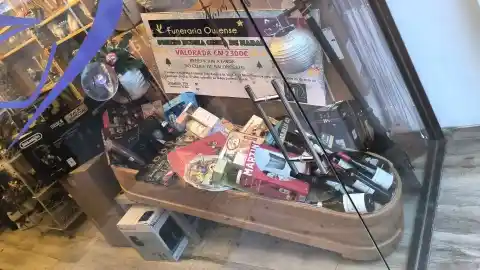 Imagen 1 de La peculiar cesta de Navidad de una funeraria de Ourense: sortea un ataúd con una tele, un patinete eléctrico, una consola...