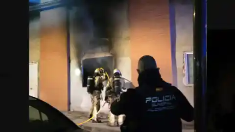 Imagen 1 de Seis personas intoxicadas por humo en el incendio de un local en Alcorcón