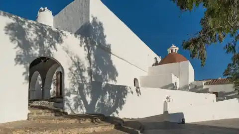 Imagen 1 de La iglesia-fortaleza de Ibiza con siglos de historia: un templo del siglo XVI junto al Mediterráneo