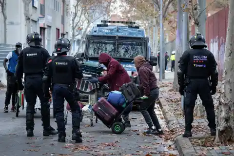 Imagen 1 de El desalojo de Badalona deja a cientos de migrantes sin techo ni perspectivas de tenerlo: “No sé dónde voy a dormir esta noche”