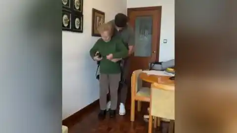 Imagen 1 de La historia de Carlos y Mari emociona en redes: un exoesqueleto devuelve la movilidad a la mujer que le cuidó de niño