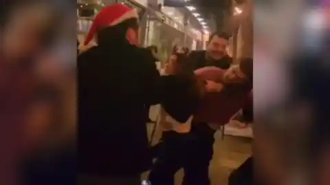 Imagen 1 de Una mujer en estado de embriaguez ataca a un camarero por no atenderla: "Todo se descontroló"