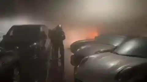 Imagen 1 de Arde un coche de alta gama y provoca un incendio en un concesionario de Alcobendas