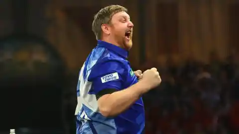 Imagen 1 de El jugador profesional de dardos Cameron Menzies pierde el control tras una derrota y acaba a puñetazos contra una mesa