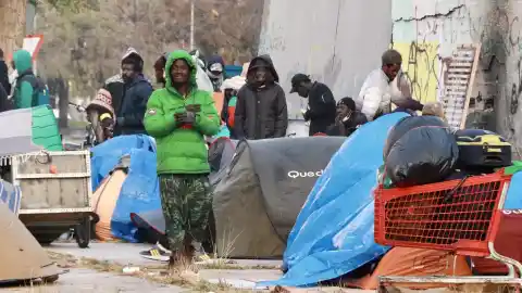 Imagen 1 de Casi un centenar de desalojados de la B9 de Badalona pasan la noche en tiendas de campaña frente al antiguo instituto