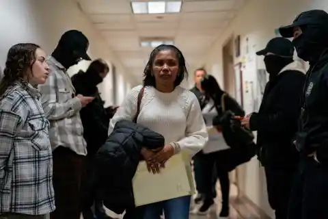 Imagen 1 de En medio de las deportaciones de Trump, migrantes denuncian el negocio de los abogados: “Se aprovechan de los hispanos”