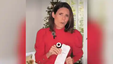 Imagen 1 de Una experta en protocolo señala el error más común al dar regalos: "Hay que ser discreto con el ticket"