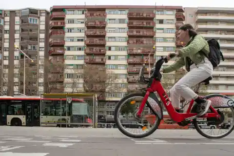 Imagen 1 de Primera victoria vecinal en el bloque Tarragona, el buque insignia de los pisos turísticos en Barcelona