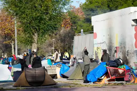 Imagen 1 de El Gobierno acusa al alcalde de Badalona de “dejación de funciones” en la acogida de los migrantes del B9