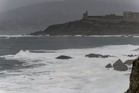 Imagen 1 de Muere una turista al ser arrastrada por una ola en la costa de Baiona mientras hacía fotos desde las rocas