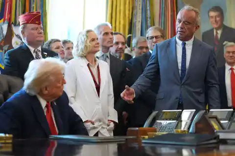 Imagen 1 de Trump firma un decreto para sacar la marihuana del grupo de las drogas más peligrosas y permitir su uso con fines médicos