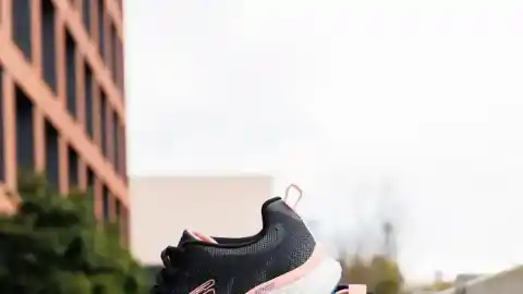 Imagen 1 de Las 10 Skechers más estilosas para regalar a tu madre, abuela o para ti misma y cuidar tus pies: muy cómodas, versátiles y que serán tendencia en 2026