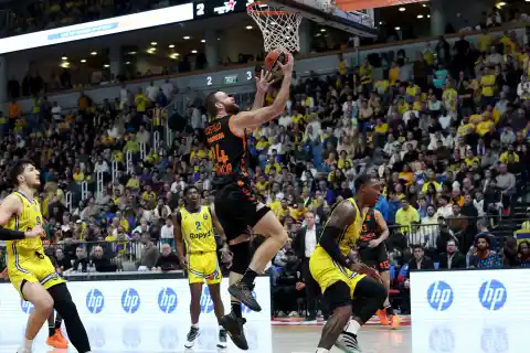 Imagen 1 de El Valencia Basket, muy incómodo en Israel, cede ante el Maccabi