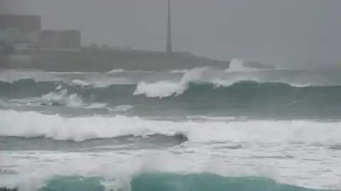 Imagen 1 de Muere una mujer arrastrada por una ola en una playa de Baiona