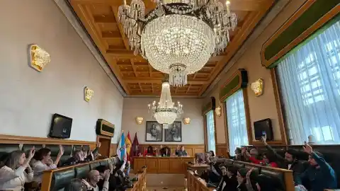 Imagen 1 de Los bomberos y la Policía Local de Santiago cobrarán las horas extras pendientes hasta octubre de 2025