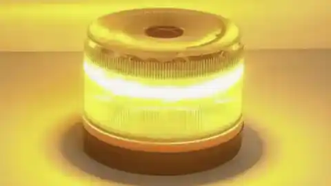 Imagen 1 de El regalo más práctico para la Navidad es una baliza V16 y este modelo es de los más baratos