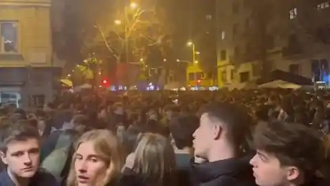 Imagen 1 de Súpers cerrados, baños en la calle y tráfico cortado; la fiesta navideña de Mandri se oficializa