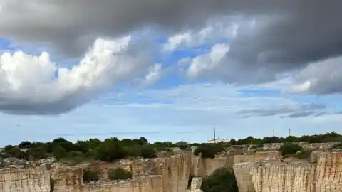 Imagen 1 de De cantera de marés a oasis cultural: Lithica, el tesoro escondido de Menorca que no esperabas
