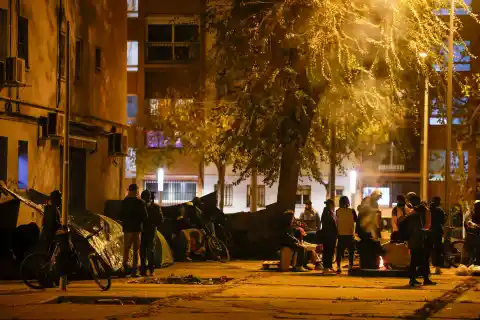 Imagen 1 de Un nuevo asentamiento arraiga en una plaza tras el desalojo del B9: “¿De verdad pensaban que íbamos a desaparecer?"