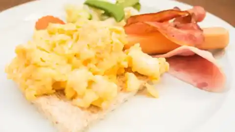 Imagen 1 de Revuelto de maíz y pimientos: una idea de cena rápida, barata y saludable sin remordimientos