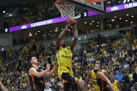 Imagen 1 de El Valencia Basket tras competir en Israel: denuncia insultos racistas y violencia verbal en su partido contra el Maccabi