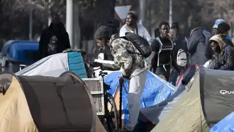 Imagen 1 de La policía se prepara para desalojar a los migrantes que duermen delante del antiguo instituto B9