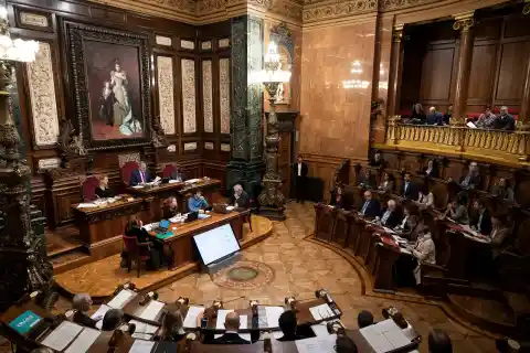 Imagen 1 de El pleno del Ayuntamiento de Barcelona señala el “fracaso” del gobierno de Jaume Collboni en la gestión del sinhogarismo
