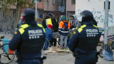 Imagen 1 de Activado un operativo policial para desalojar a los migrantes acampados del instituto B9 de Badalona