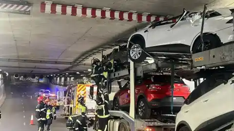 Imagen 1 de Aparatoso accidente en Madrid: un tráiler cargado de coches se queda encajado en el túnel de Bailén